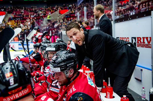 Malmö Redhawks tränare Tomas Kollar med spelarna
