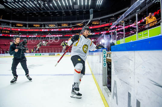 Brynäs Jacob Blomqvist lämnar isen