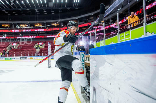 Brynäs Jacob Blomqvist lämnar isen