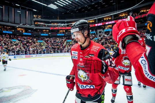 Malmö Redhawks Adam Ollas Mattsson jublar