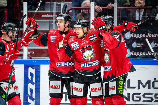Malmö Redhawks Marcus Sylvegård jublar med lagkamraterna