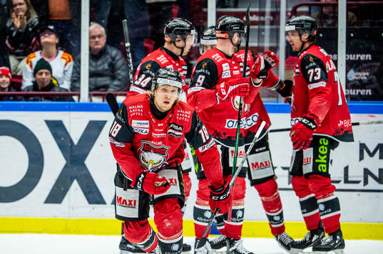 Malmö Redhawks Marcus Sylvegård jublar med lagkamraterna