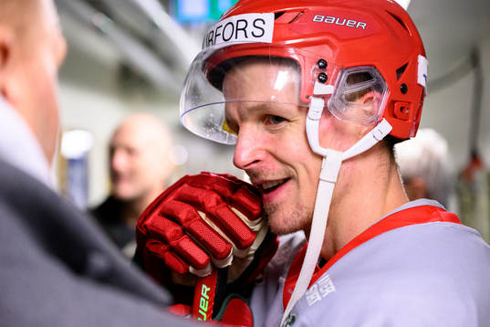 Max Friberg blir intervjuad