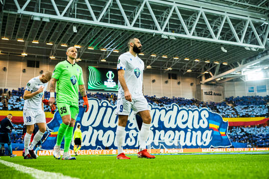 Mikael Ishak, goalkeeper Filip Bednarek and Bartosz Salamon