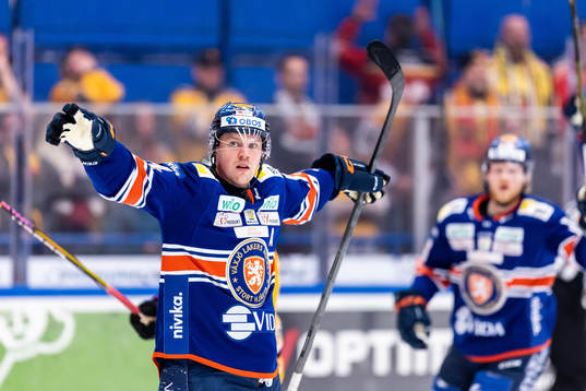 Växjös Joel Persson jublar