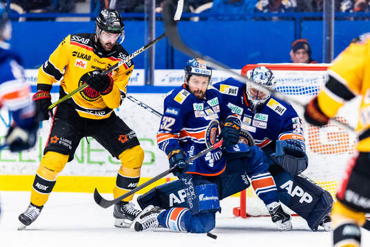Luleås Konstantin Komarek oroar mot Växjös Lukas