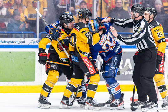 Luleås Julius Honka och Växjös Glenn Gustafsson i bråk