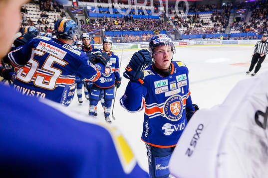 Växjös Joel Persson jublar