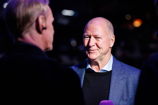Cmore kommentator Niklas Wikegård intervjuar före detta