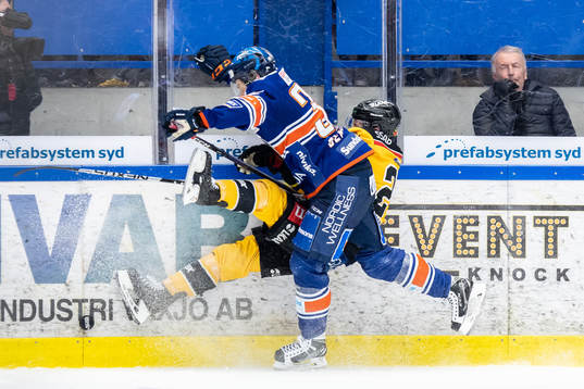 Växjös Lukas Bengtsson tacklar Luleås Brendan Shinnimin