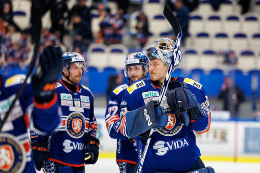 Växjös målvakt Emil Larmi jublar