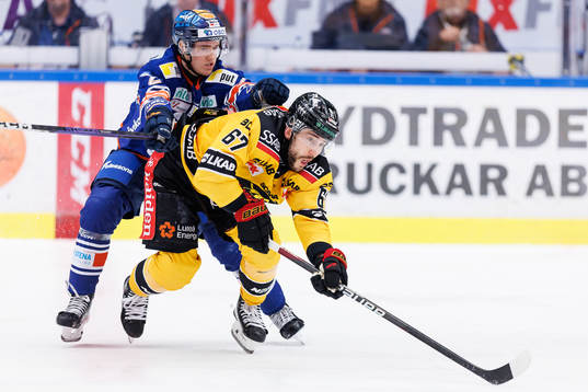 Växjös Filip Eriksson tacklar Luleås Konstantin Komarek