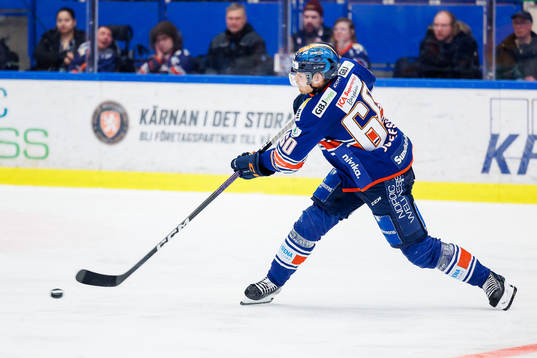 Växjös Erik Josefsson skjuter
