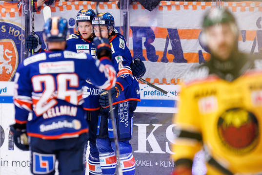 Växjös Ludvig Nilsson och Keegan Lowe jublar