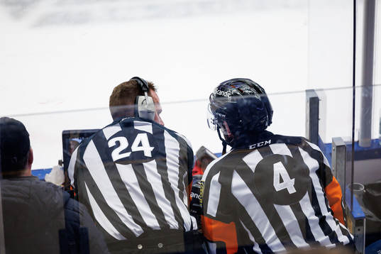 Domare Johan Magnusson och Marcus Linde gör en