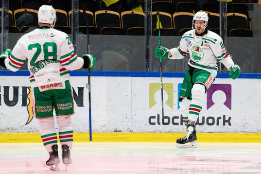 Rögles Anton Bengtsson och Dennis Everberg jublar