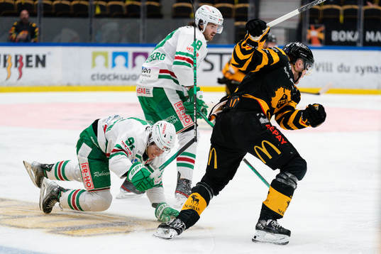 Rögles Adam Tambellini och Skellefteå AIKs Max Lindholm
