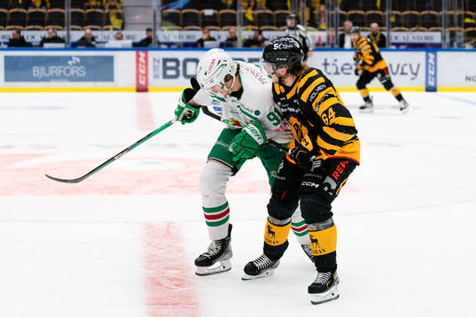 Rögles Adam Tambellini och Skellefteå AIKs Jonathan Pudas