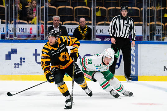 Skellefteå AIKs Filip Sandberg och Rögles Anton Bengtsson