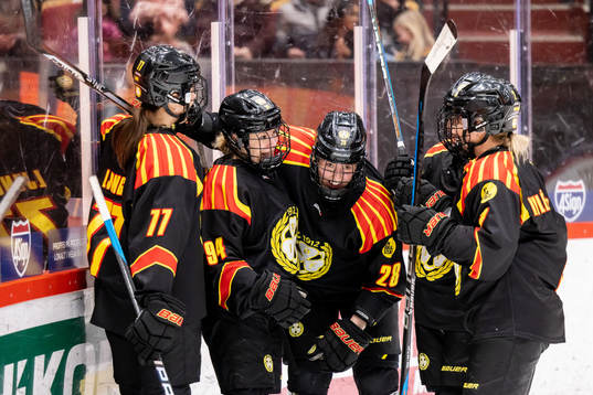 Brynäs Anna Meixner jublar med lagkamrater
