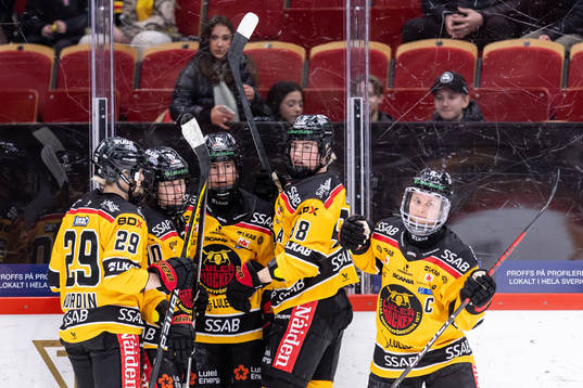 Luleås Viivi Vainikka jublar med lagkamrater