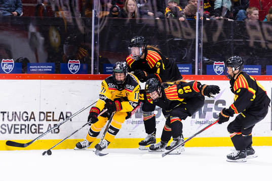 Luleås Josefine Persson i kamp om pucken med Brynäs