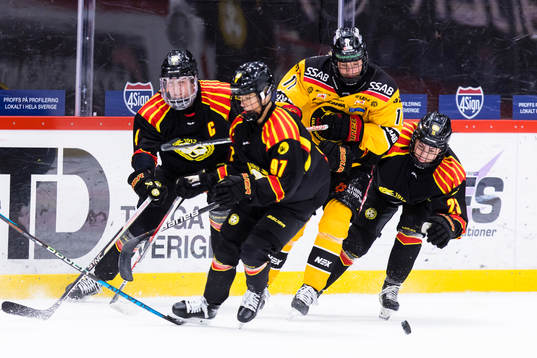 Luleås Josefine Persson i kamp om pucken med Brynäs