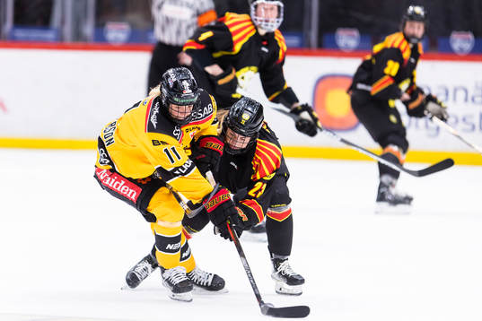 Luleås Josefine Persson i kamp om pucken med Brynäs Moa