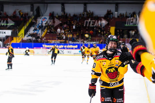Luleås Noora Tulus firar 1-6 målet med lagkamrater
