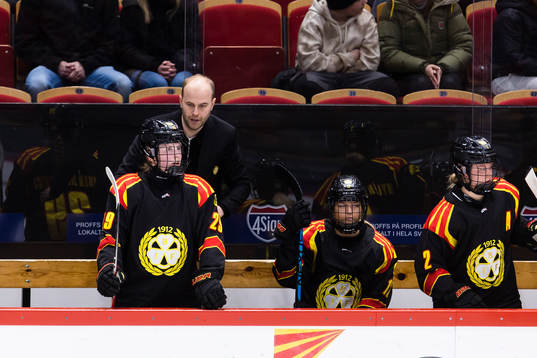 Brynäs tränare Filip Eriksson ger direktiv till Felizia