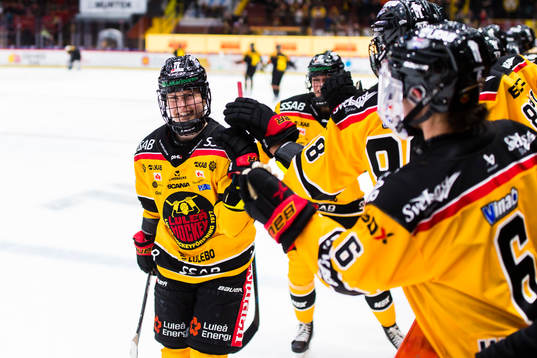 Luleås Noora Tulus gör 1-3 och jublar med lagkamrater