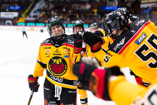 Luleås Emma Nordin gör 1-4 och jublar med lagkamrater