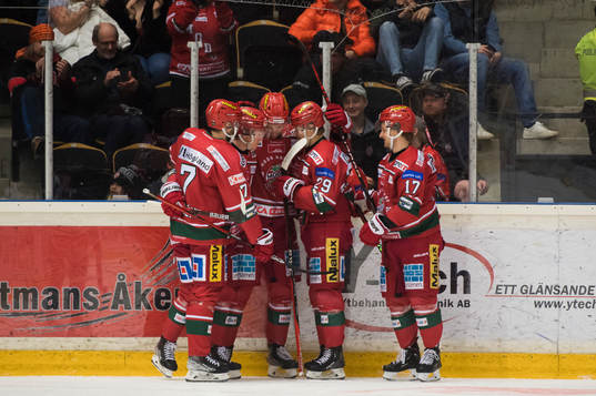 Modos David Bernhardt jublar med Mikkel Aagaard, Riley