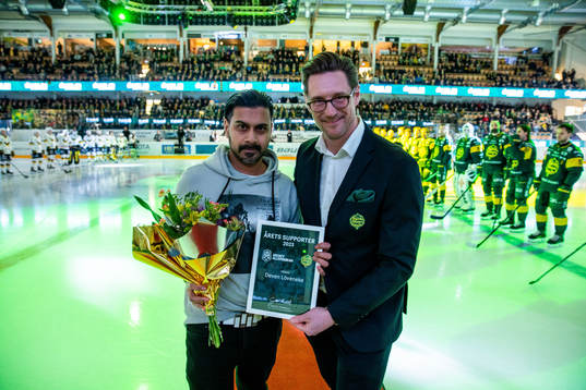 Årets lövensuporter Devven Löveneke tar emot priset