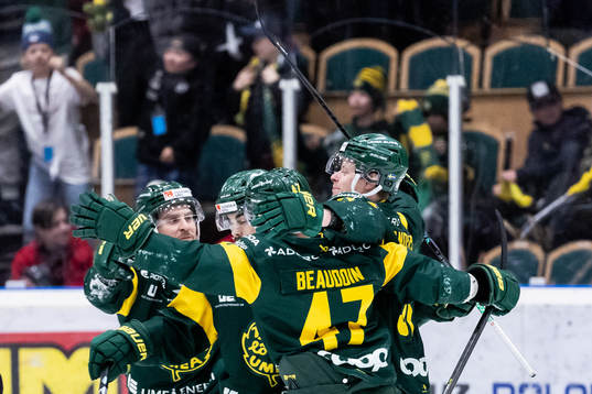 Björklövens Jacob Andersson jublar med lagkamrater