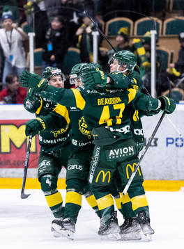 Björklövens Jacob Andersson jublar med lagkamrater
