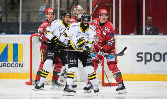 AIKs Daniel Muzito-Bagenda och Oscar Nord mot Modos Daniel