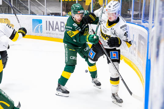 Björklövens Kim Johansson och Västerås Liam Dower
