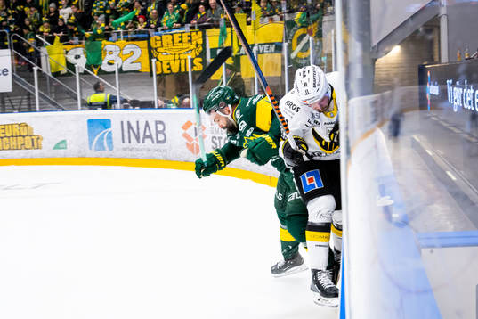 Björklövens Daniel Rahimi tacklar Västerås Anton