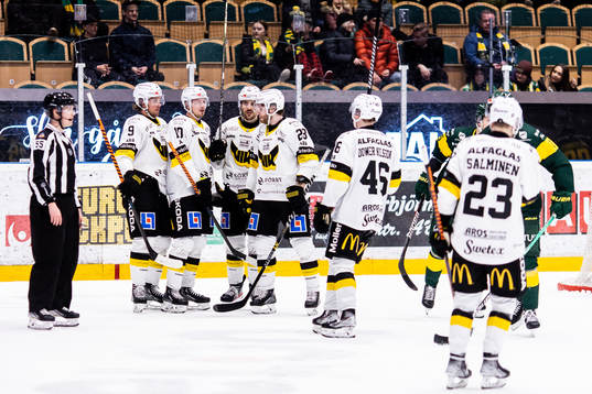 Västerås spelare jublar