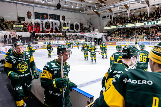 Björklövens spelare jublar