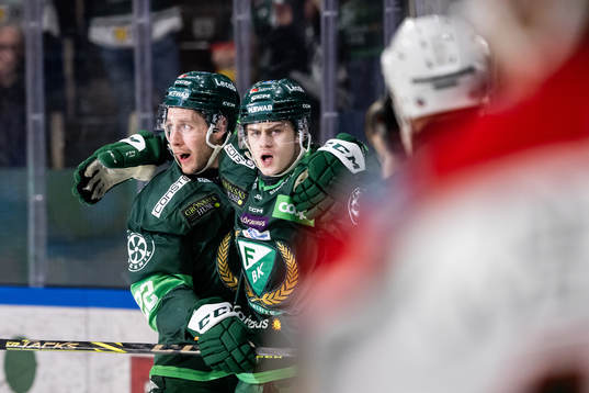 Färjestads Per Åslund och Lucas Forsell jublar