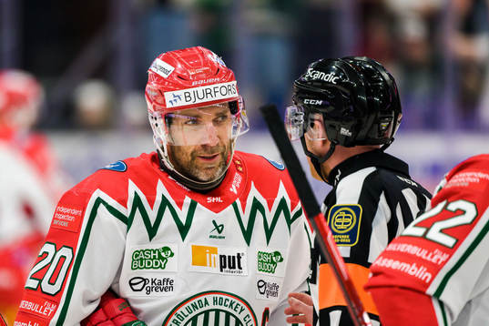 Frölundas Joel Lundqvist i samtal med Domare Mikael Holm
