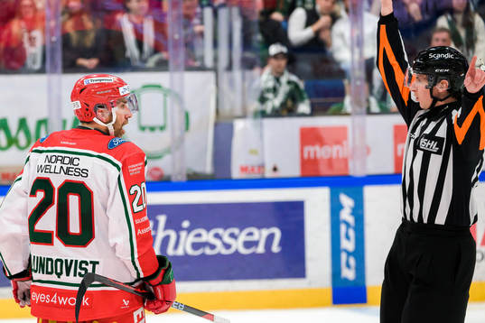 Frölundas Joel Lundqvist i samtal med Domare Christoffer