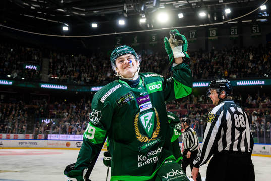 Färjestads Lucas Forsell jublar