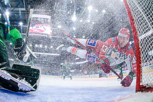 Färjestads målvakt Matthew Tomkins och Frölundas Tom