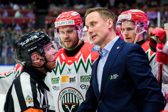 Domare Mikael Holm i samtal med Frölundas tränare Roger