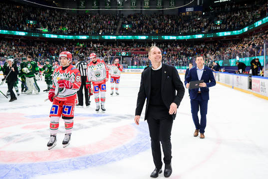 Färjestads huvudtränare Tomas Mitell jublar