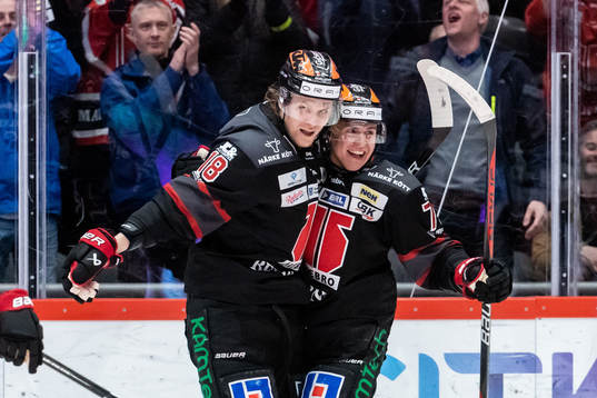Örebros Oliver Eklind jublar med Rodrigo Abols