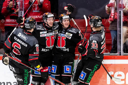 Örebros Oliver Eklind jublar med lagkamrater